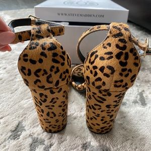 Steve Madden Carrson Leopard Sandal 🖤🧡🖤